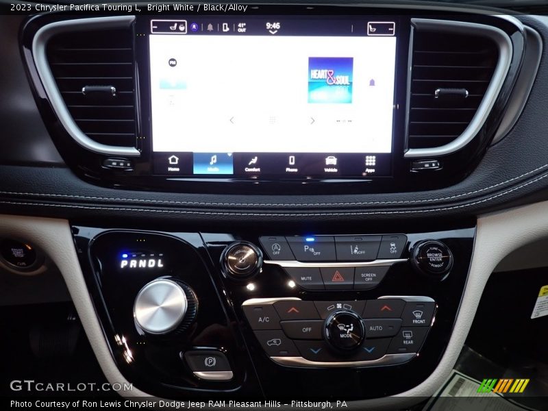 Bright White / Black/Alloy 2023 Chrysler Pacifica Touring L