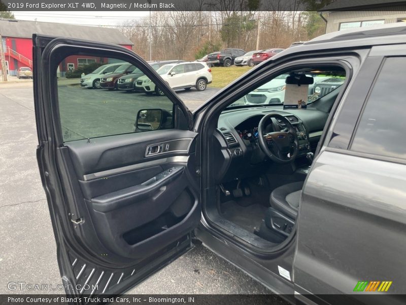 Magnetic / Medium Black 2019 Ford Explorer XLT 4WD