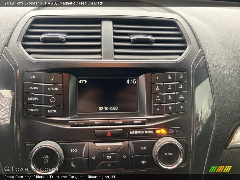 Magnetic / Medium Black 2019 Ford Explorer XLT 4WD