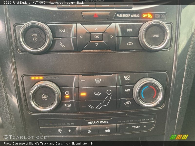 Magnetic / Medium Black 2019 Ford Explorer XLT 4WD