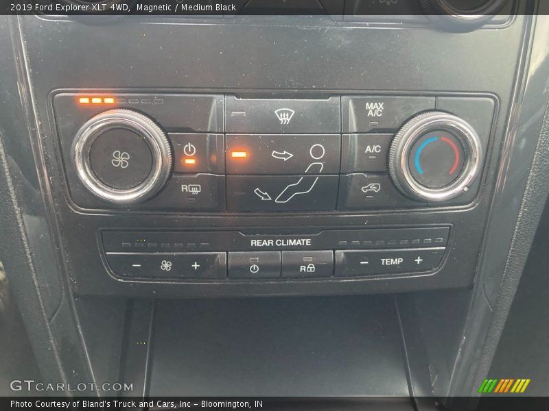 Magnetic / Medium Black 2019 Ford Explorer XLT 4WD