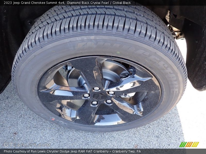 Diamond Black Crystal Pearl / Global Black 2023 Jeep Grand Cherokee Summit 4x4
