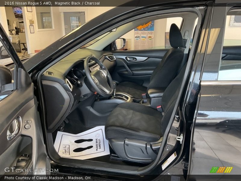 Magnetic Black / Charcoal 2016 Nissan Rogue S AWD