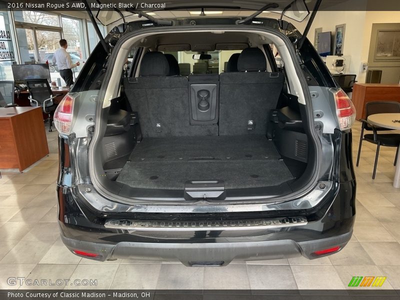 Magnetic Black / Charcoal 2016 Nissan Rogue S AWD