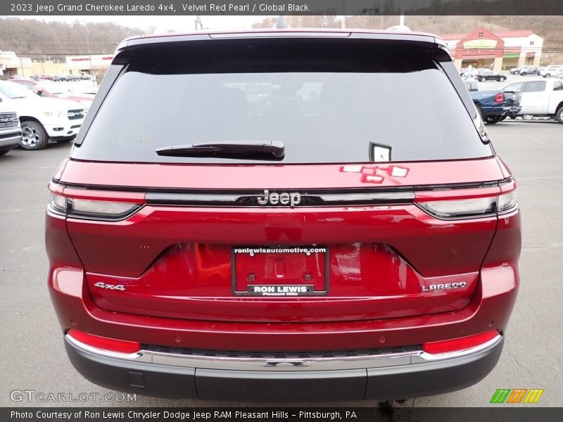 Velvet Red Pearl / Global Black 2023 Jeep Grand Cherokee Laredo 4x4