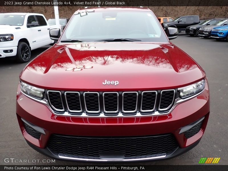 Velvet Red Pearl / Global Black 2023 Jeep Grand Cherokee Laredo 4x4