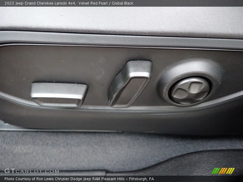 Velvet Red Pearl / Global Black 2023 Jeep Grand Cherokee Laredo 4x4