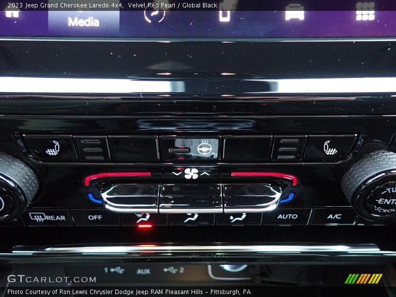 Velvet Red Pearl / Global Black 2023 Jeep Grand Cherokee Laredo 4x4