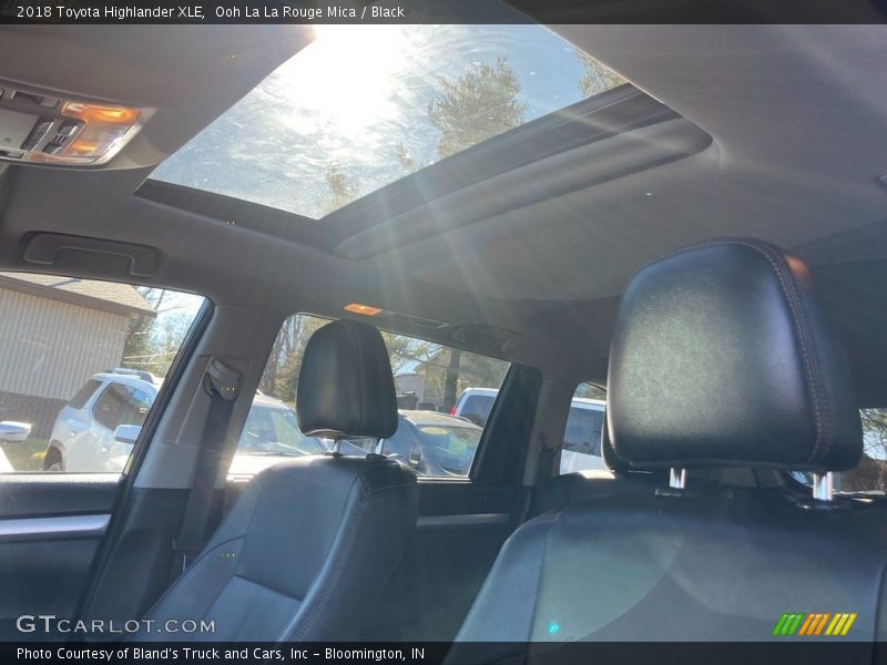 Ooh La La Rouge Mica / Black 2018 Toyota Highlander XLE