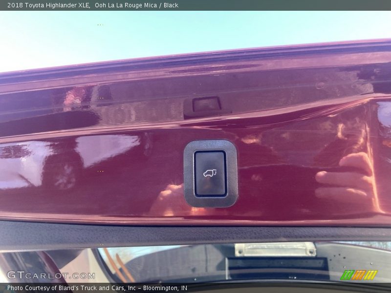Ooh La La Rouge Mica / Black 2018 Toyota Highlander XLE