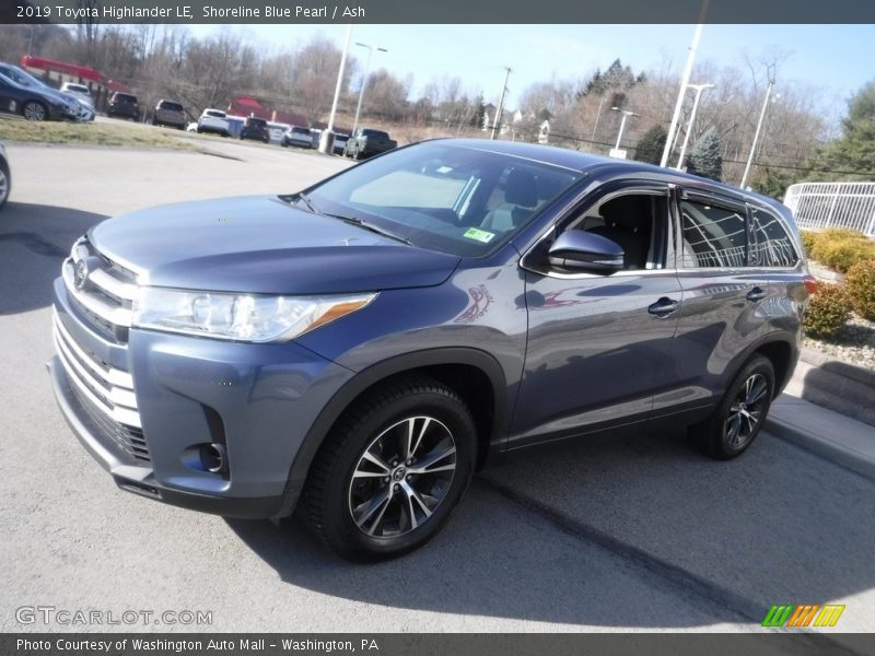 Front 3/4 View of 2019 Highlander LE