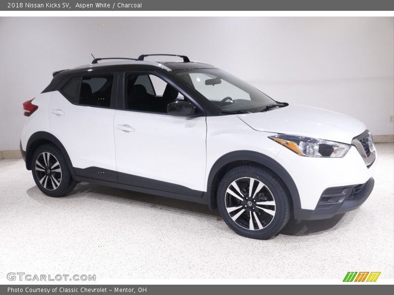 Aspen White / Charcoal 2018 Nissan Kicks SV