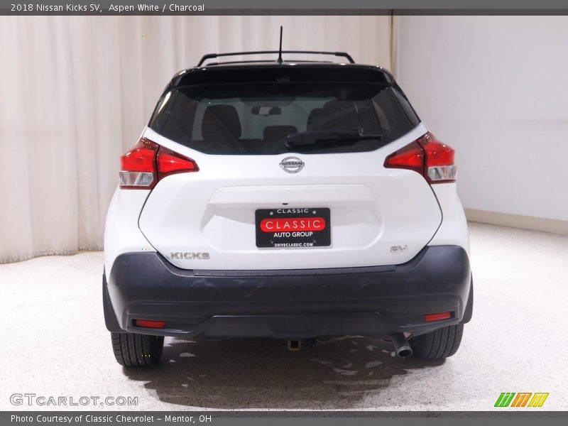 Aspen White / Charcoal 2018 Nissan Kicks SV