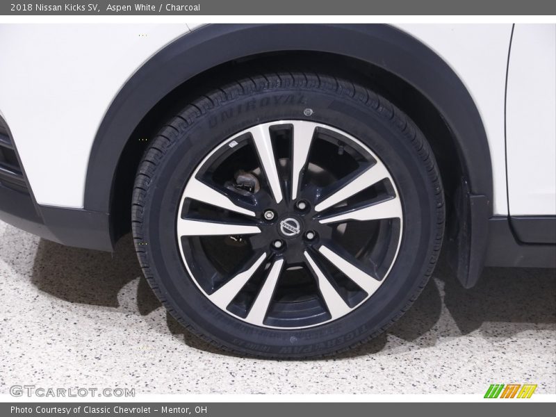 Aspen White / Charcoal 2018 Nissan Kicks SV