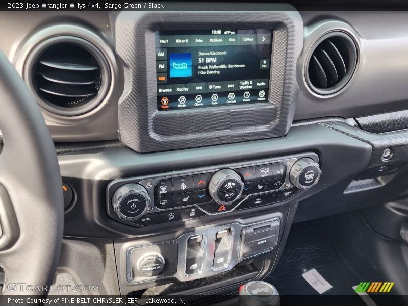 Controls of 2023 Wrangler Willys 4x4