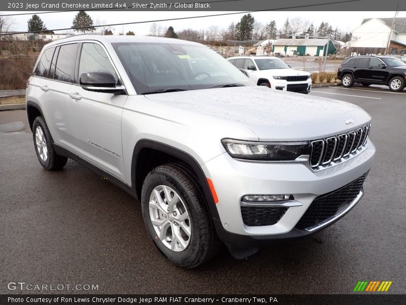 Front 3/4 View of 2023 Grand Cherokee Limited 4x4