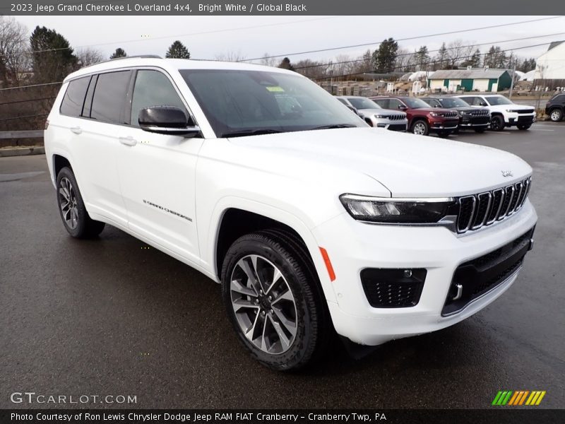 Front 3/4 View of 2023 Grand Cherokee L Overland 4x4