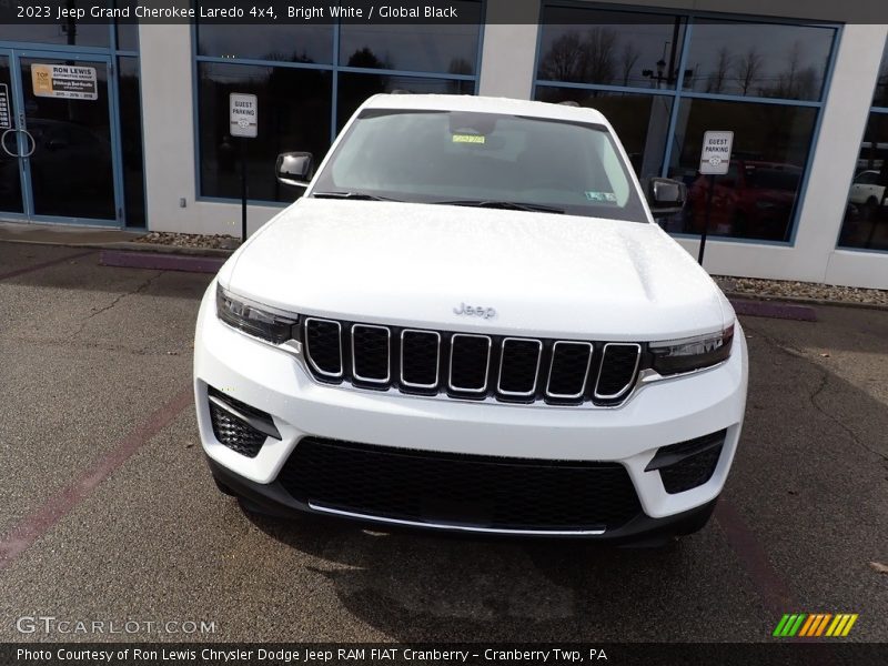 Bright White / Global Black 2023 Jeep Grand Cherokee Laredo 4x4
