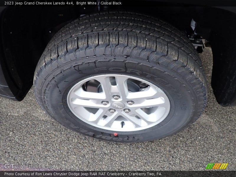 Bright White / Global Black 2023 Jeep Grand Cherokee Laredo 4x4