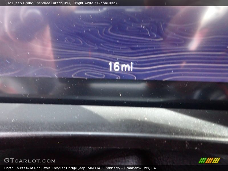 Bright White / Global Black 2023 Jeep Grand Cherokee Laredo 4x4