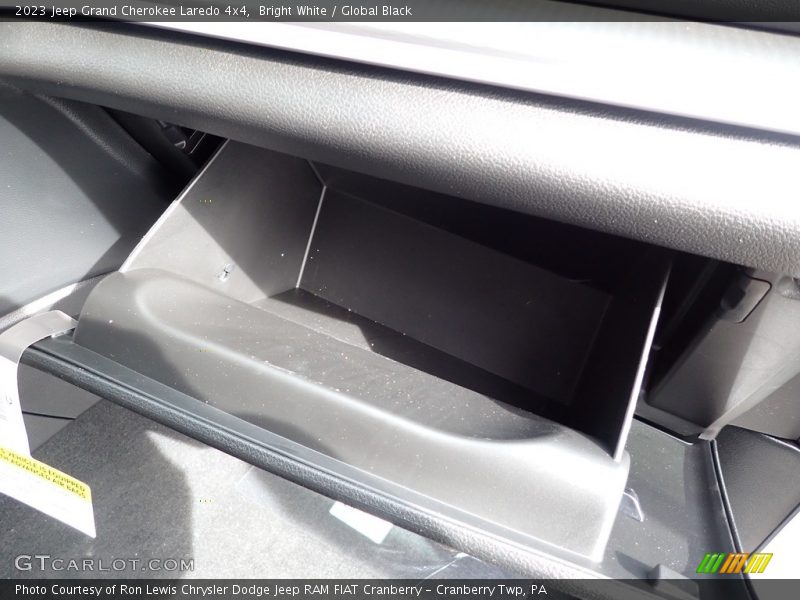 Bright White / Global Black 2023 Jeep Grand Cherokee Laredo 4x4