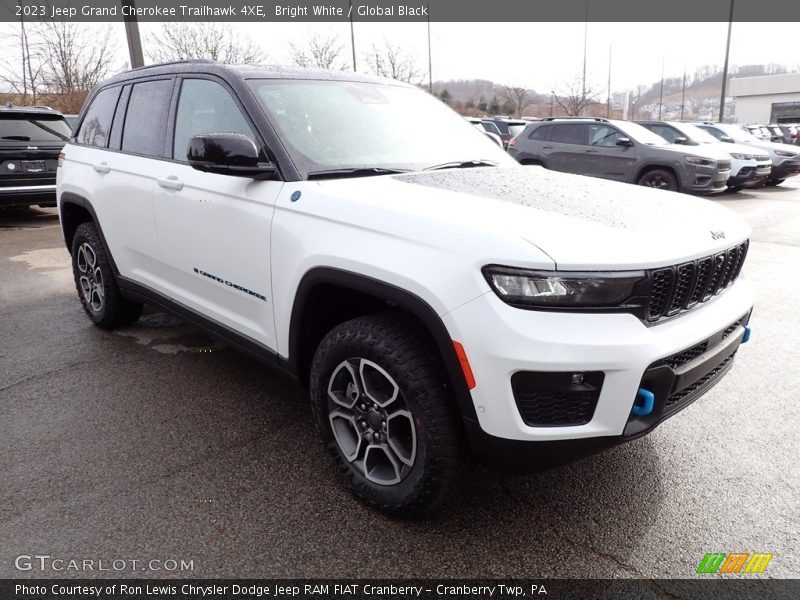 Front 3/4 View of 2023 Grand Cherokee Trailhawk 4XE