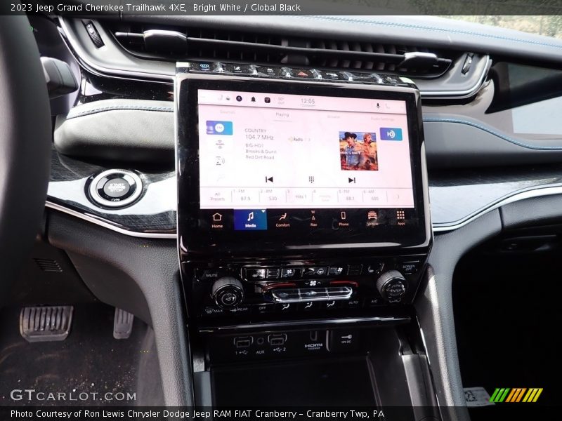Controls of 2023 Grand Cherokee Trailhawk 4XE