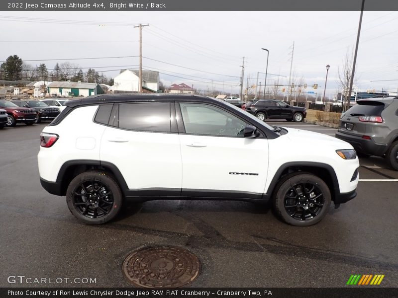 Bright White / Black 2022 Jeep Compass Altitude 4x4