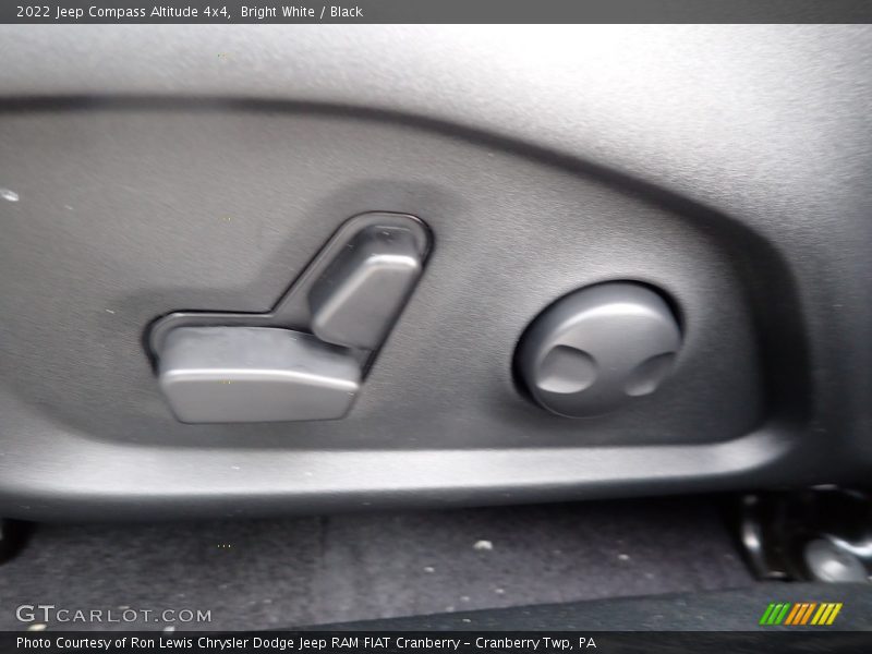 Bright White / Black 2022 Jeep Compass Altitude 4x4