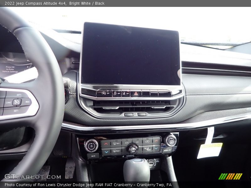 Bright White / Black 2022 Jeep Compass Altitude 4x4