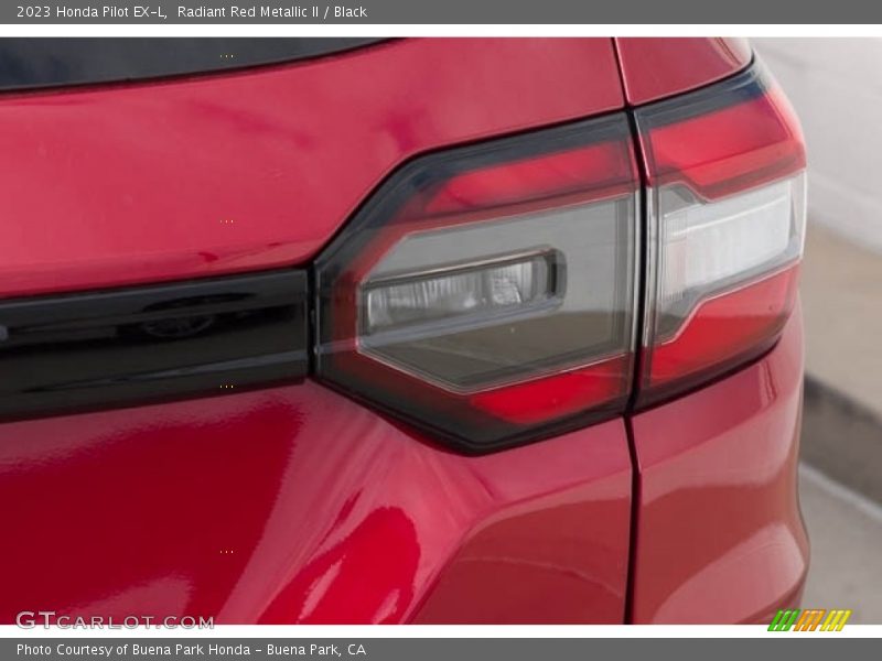 Radiant Red Metallic II / Black 2023 Honda Pilot EX-L