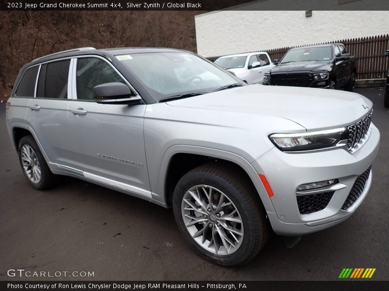 Front 3/4 View of 2023 Grand Cherokee Summit 4x4