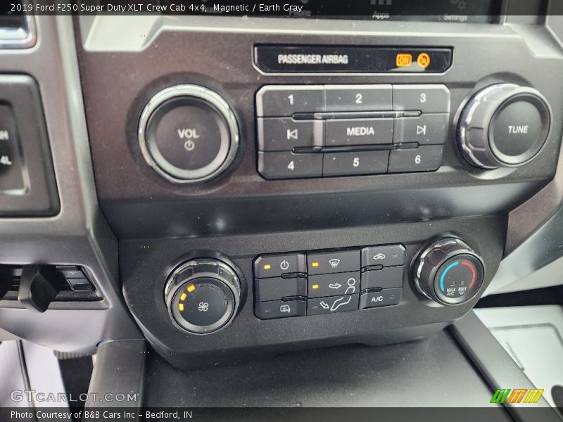 Magnetic / Earth Gray 2019 Ford F250 Super Duty XLT Crew Cab 4x4