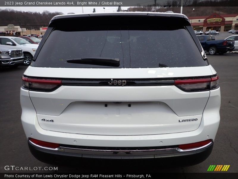 Bright White / Global Black 2023 Jeep Grand Cherokee Laredo 4x4