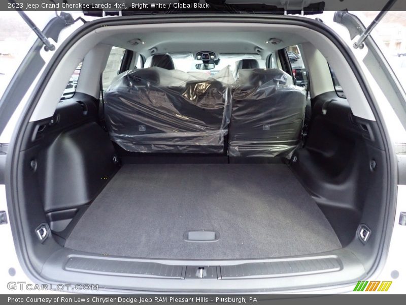 Bright White / Global Black 2023 Jeep Grand Cherokee Laredo 4x4