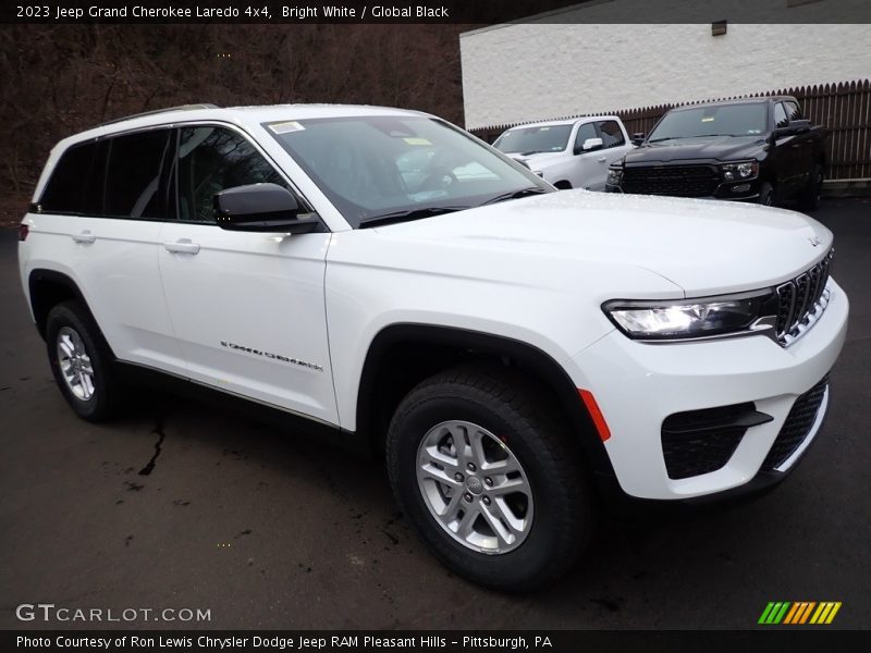 Bright White / Global Black 2023 Jeep Grand Cherokee Laredo 4x4