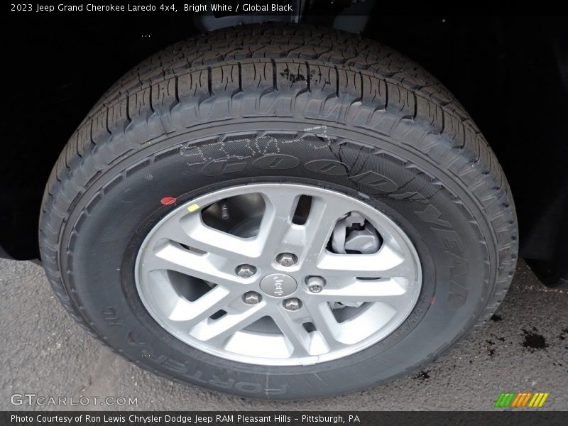 Bright White / Global Black 2023 Jeep Grand Cherokee Laredo 4x4