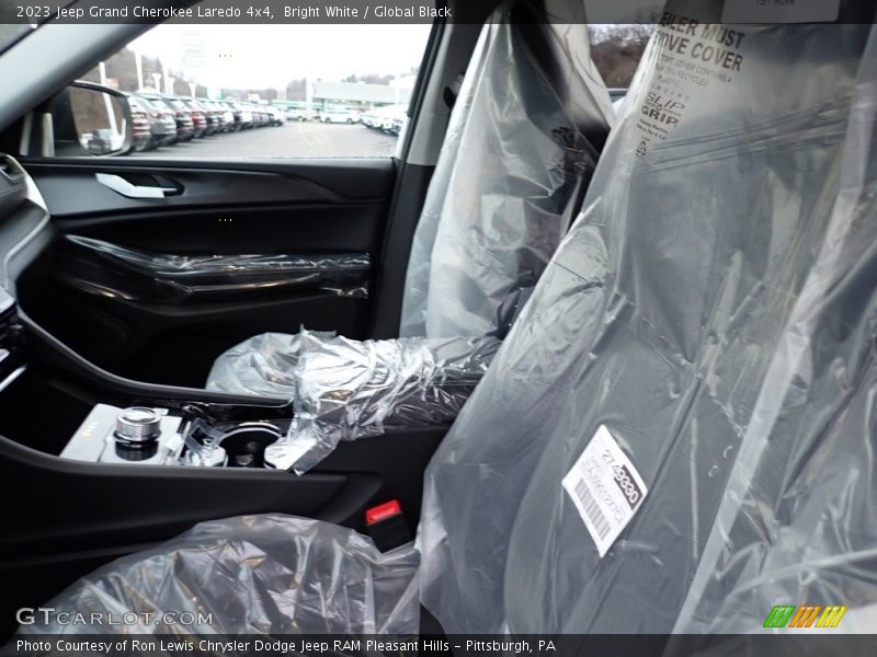 Bright White / Global Black 2023 Jeep Grand Cherokee Laredo 4x4