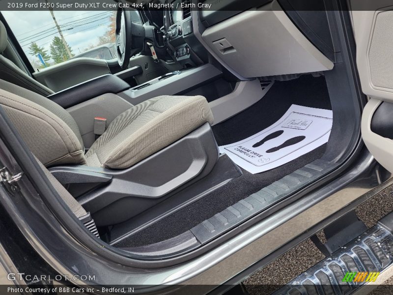 Magnetic / Earth Gray 2019 Ford F250 Super Duty XLT Crew Cab 4x4