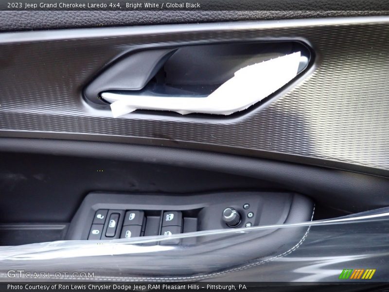 Bright White / Global Black 2023 Jeep Grand Cherokee Laredo 4x4