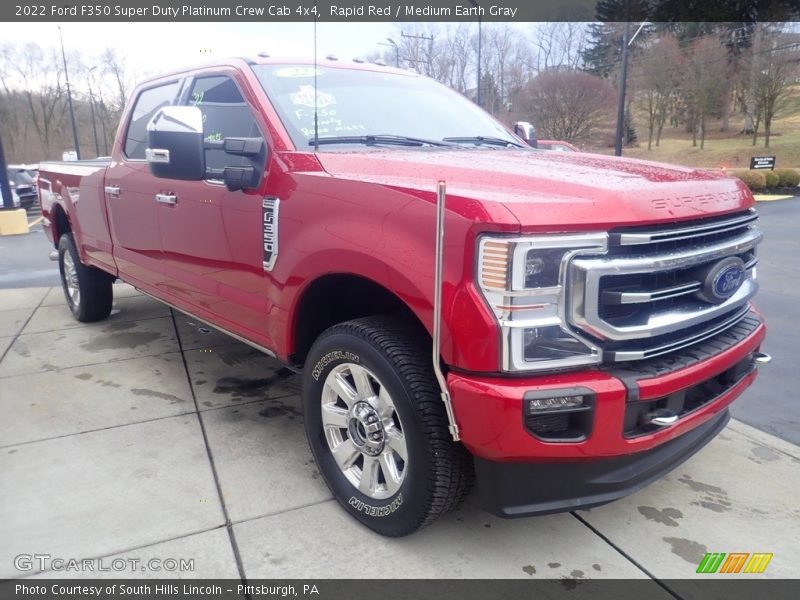 Front 3/4 View of 2022 F350 Super Duty Platinum Crew Cab 4x4