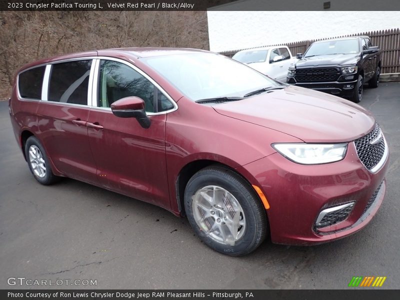 Front 3/4 View of 2023 Pacifica Touring L