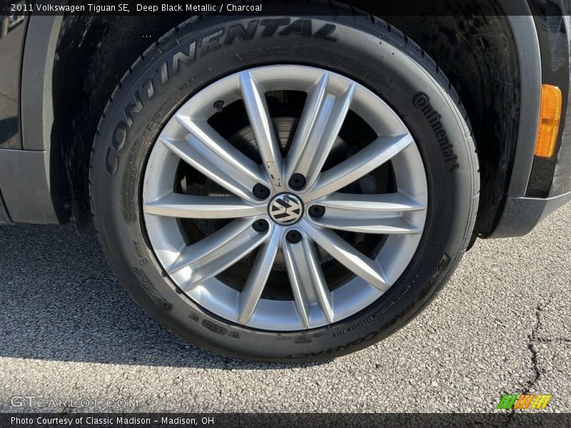 Deep Black Metallic / Charcoal 2011 Volkswagen Tiguan SE