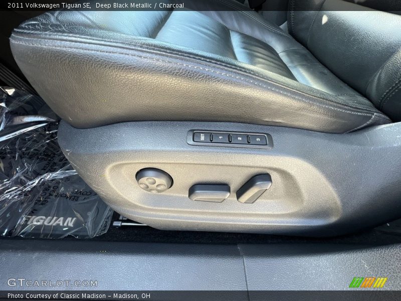 Deep Black Metallic / Charcoal 2011 Volkswagen Tiguan SE