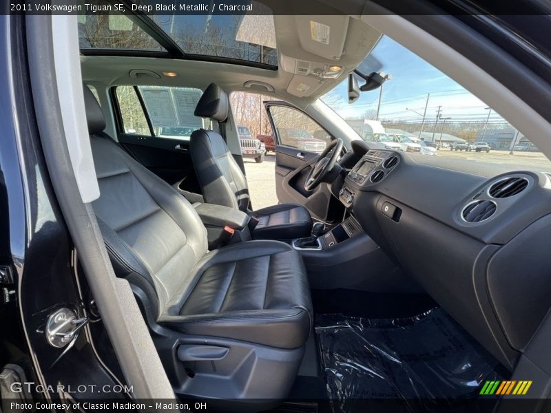 Deep Black Metallic / Charcoal 2011 Volkswagen Tiguan SE