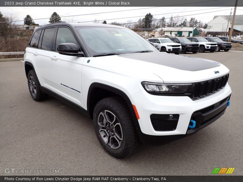 Front 3/4 View of 2023 Grand Cherokee Trailhawk 4XE