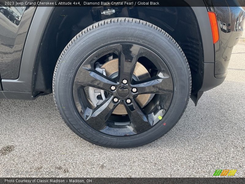 Diamond Black Crystal Pearl / Global Black 2023 Jeep Grand Cherokee L Altitude 4x4