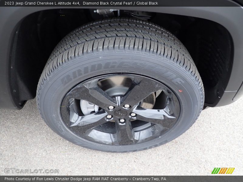 Diamond Black Crystal Pearl / Global Black 2023 Jeep Grand Cherokee L Altitude 4x4