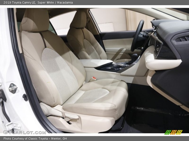 Super White / Macadamia 2019 Toyota Camry LE