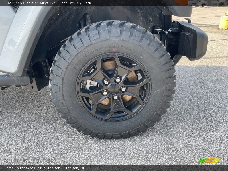 Bright White / Black 2023 Jeep Gladiator Willys 4x4